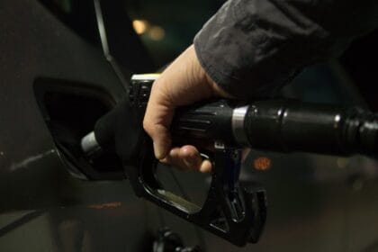 tocenje-goriva-automobil-pumpa