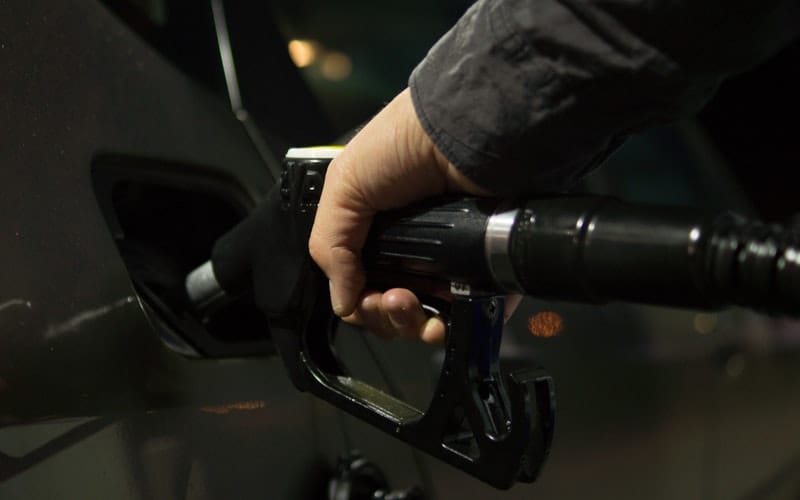 tocenje-goriva-automobil-pumpa
