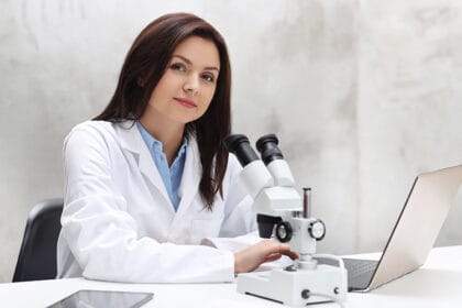 zena-mikroskop-laptop