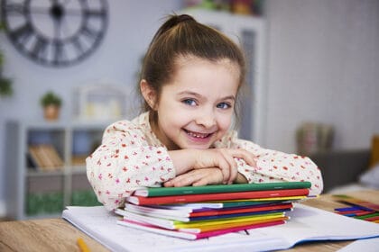 devojcica-osmeh-knjige-sveske