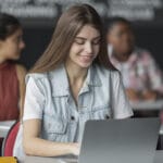 devojka-student-laptop