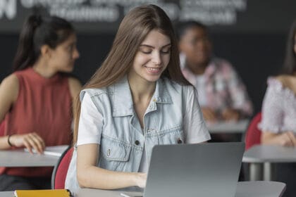 devojka-student-laptop