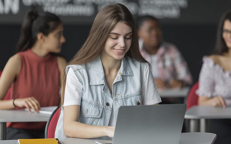 devojka-student-laptop