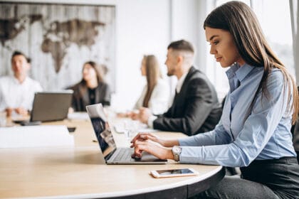 kancelarija-devojka-laptop