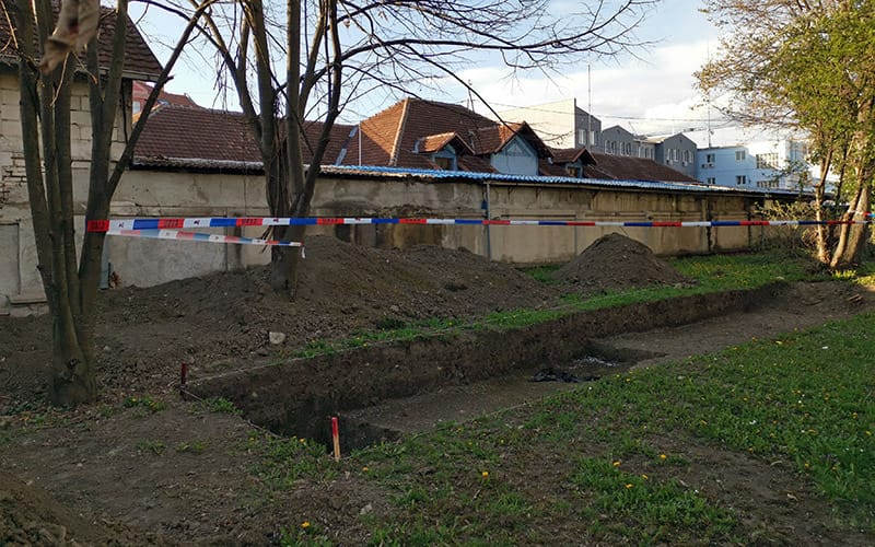 narodni-muzej-cacak-dvoriste-bomba-granata-foto-nenad-nesovic-n2