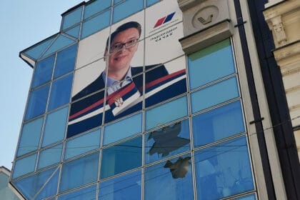 sns-cacak-razbijeno-staklo-foto-nenad-nesovic-n2