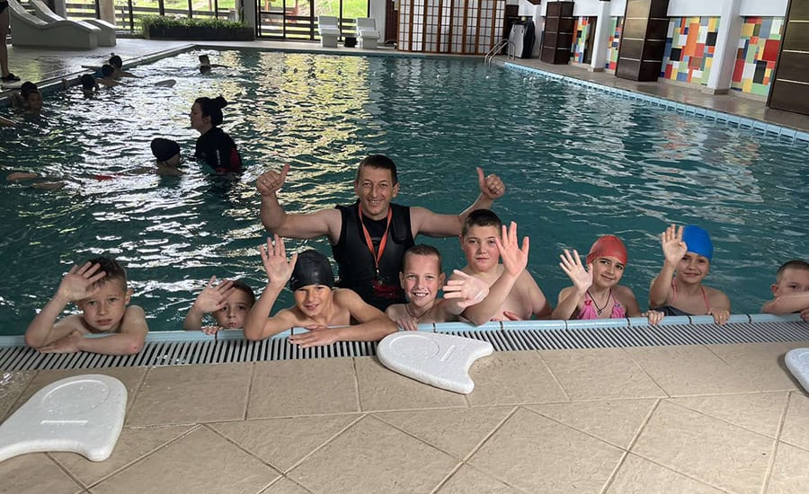 deca-sa-kim-u-ivanjici-bazen • N2 portal