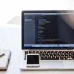 laptop-programiranje-kod-mobilni-telefon