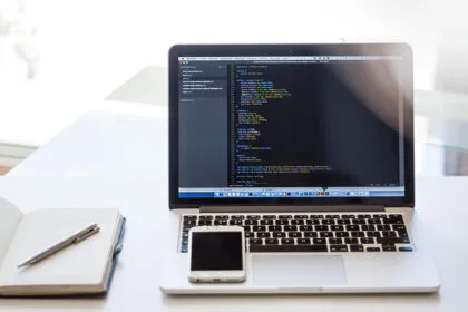laptop-programiranje-kod-mobilni-telefon