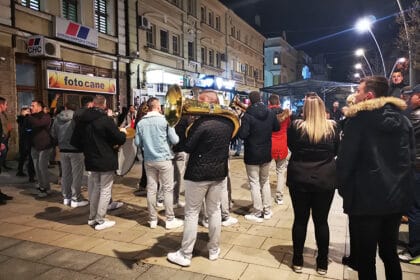 sns-cacak-izbori-slavlje-trubaci-foto-nenad-nesovic-n2