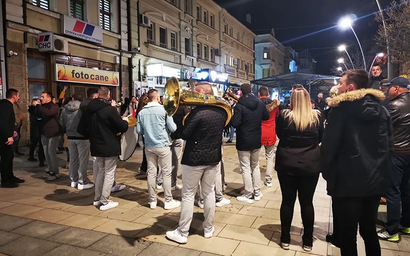 sns-cacak-izbori-slavlje-trubaci-foto-nenad-nesovic-n2