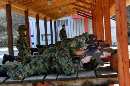 vojska-srbije-vojnici-oruzje