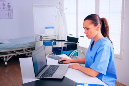 doktorka-ordinacija-laptop