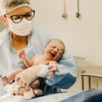 porodjaj-babica-beba