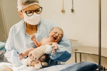 porodjaj-babica-beba