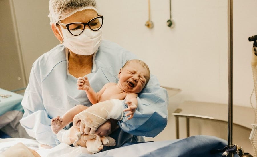 porodjaj-babica-beba