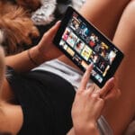 tablet-netflix-devojka