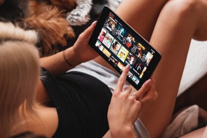 tablet-netflix-devojka