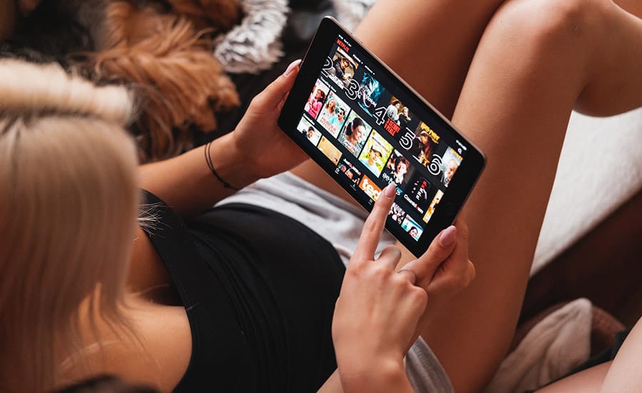 tablet-netflix-devojka
