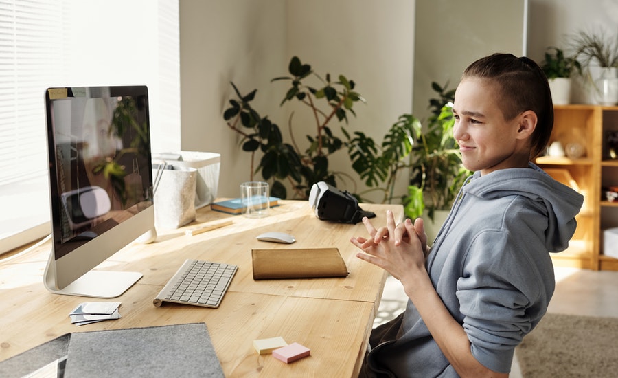 decak-radni-sto-kompjuter