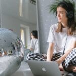 devojcica-slusa-muziku-slusalice-laptop-disko-kugla