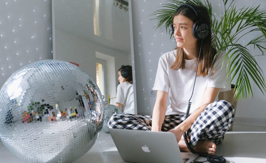 devojcica-slusa-muziku-slusalice-laptop-disko-kugla
