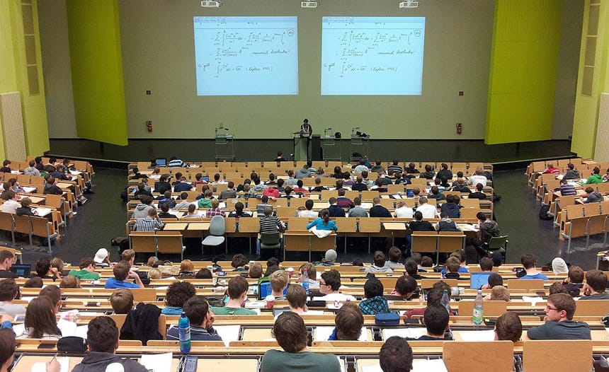 fakultet-amfiteatar-studenti