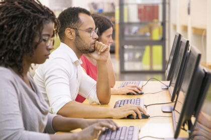 grupa-ljudi-racunar-obuka