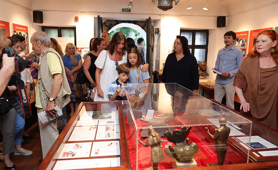 • N2 portal izlozba-mihailo-janketic-pozorisna-posveta-2