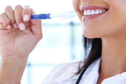 oralna-higijena-cetkica-osmeh-devojka
