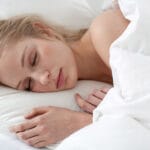 zena-krevet-spavanje