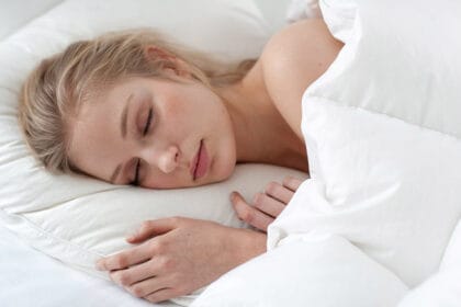 zena-krevet-spavanje