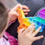 devojcica-igra-igracka