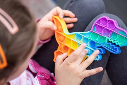 devojcica-igra-igracka