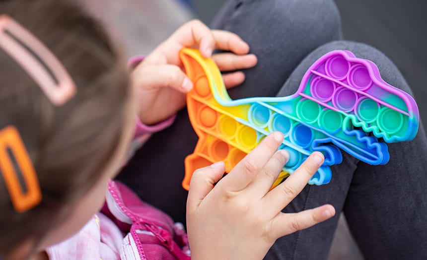 devojcica-igra-igracka