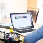 devojka-laptop-onlajn-ucenje