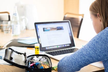 devojka-laptop-onlajn-ucenje