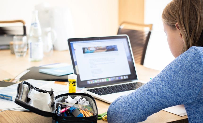 devojka-laptop-onlajn-ucenje