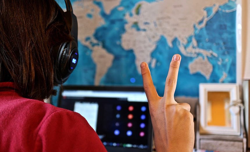 onlajn-nastava-studentkinja-dva-prsta