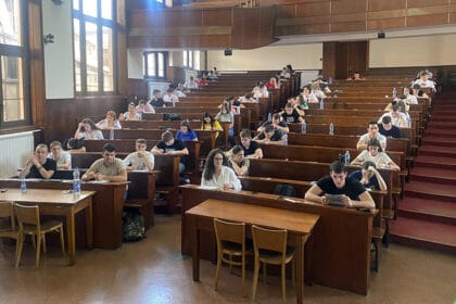 studenti-pravni-fakultet-amfiteatar