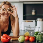 devojka-zdrava-ishrana-povrce-voce