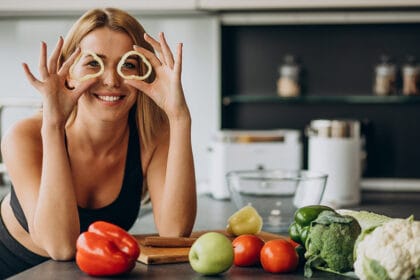 devojka-zdrava-ishrana-povrce-voce