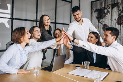 grupa-mladi-devojke-mladici