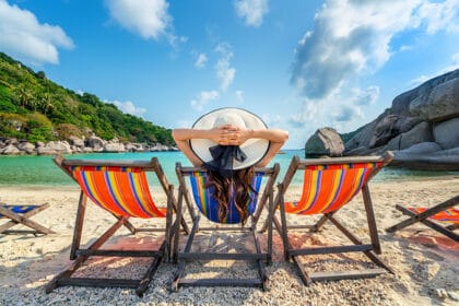 plaza-more-lezaljke-devojka