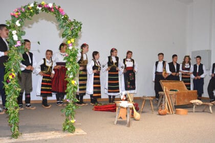 folklor-narodna-nosnja-decaci-devojcice