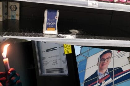 Strujomer, šećer i sveća u ruci