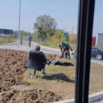 poslovodja-sedi-u-fotelji-dok-radnici-rade-kruzni-tok-valjevo