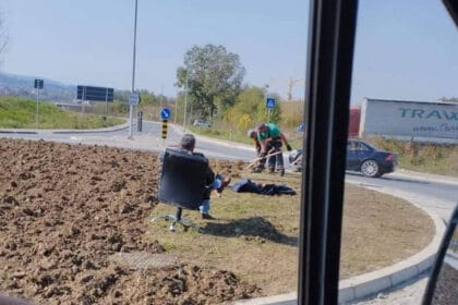 poslovodja-sedi-u-fotelji-dok-radnici-rade-kruzni-tok-valjevo