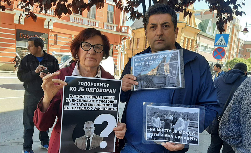 radmila-zivkovic-i-bratislav-simovic-dveri-cacak-protest