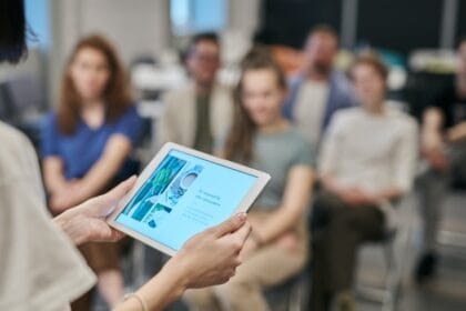 sastanak-prezentacija-ljudi